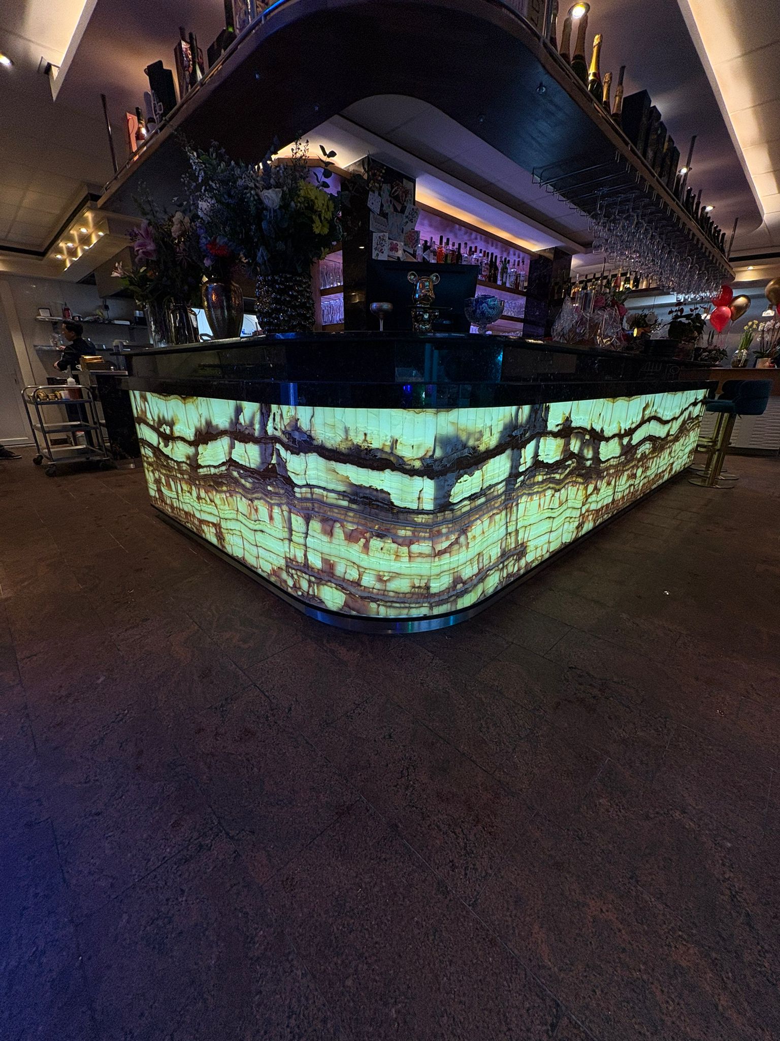 Barbekleding van Onyx Verde met warm backlight-effect, luxe uitstraling.